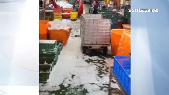 環南市場突下雪　消防泡沫亂噴殃及攤位