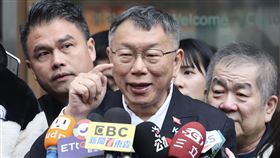 農地遭指違規使用　柯文哲：補繳稅且捐出租金民眾黨總統候選人柯文哲（中）近日遭指農地違規使用，他21日受訪表示，農地是近兩年才作為遊覽車停車場，不過他會補繳所得稅，捐出租金所得也沒問題。中央社記者張皓安攝  112年12月21日