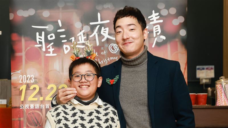 把鴿子蛋藏在蛋糕裡　男星求婚成功娶嬌妻