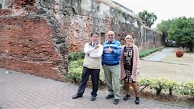 黃偉哲市長2019年曾帶著荷蘭歌手馬丁賀肯斯造訪安平古堡