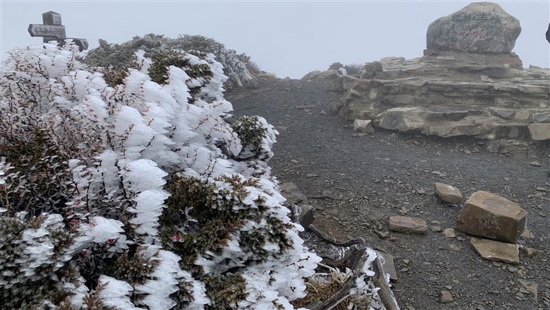 寒流來襲！雪山「下冰霰」高山多處結冰