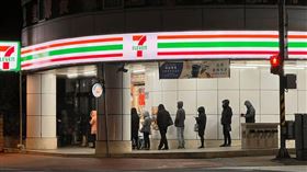 凌晨4點冷颼颼！一堆人衝超商排隊　內行揭原因：全是正妹