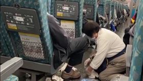 高鐵,清潔員,乘客,嘔吐,跪地,擦拭