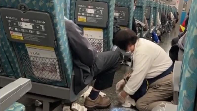 醉男吐一地！清潔員跪地擦拭　高鐵回應了
