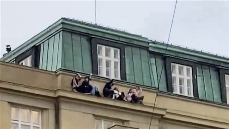 捷克校園爆槍擊！眾人懸空攀外牆躲槍手
