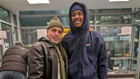 美國芝加哥，18歲學生被冤枉殺人，入獄12年，目擊者竟是盲人，重獲自由出獄(圖／翻攝自Exoneration Project FB)