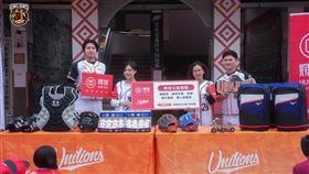 林靖凱用行動感謝  回饋汶水國小中華職棒統一獅隊球員林靖凱（右）、林子豪（左）21日到苗栗縣汶水國小棒球隊回饋，其中林靖凱少棒時期就是在汶水國小少棒隊，當時曾受到女星徐若瑄的幫助，如今用行動回饋表達感謝。（統一獅隊提供）中央社記者楊啟芳傳真  112年12月21日