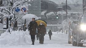 強烈寒流，暴雪，福井市JR福井站附近，人們在風雪中行走（圖／美聯社／達志影像）