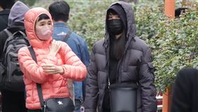 寒流南下　初六到初八下探6度低溫（1）根據中央氣象局預報，寒流逐漸南下，各地越晚越冷、局部攝氏10度以下。氣象專家吳德榮預測，初六至初八，在輻射冷卻加持下，清晨平地低溫仍可能下探6度，提醒民眾注意保暖。圖為台北市南港區民眾27日午後穿著保暖衣物出門。中央社記者鄭傑文攝  112年1月27日