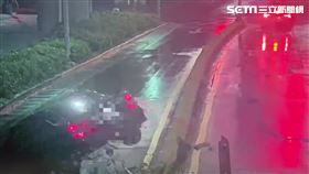 北市王男酒後行經環東大道匝道口時，先撞上分隔島再衝向對面車道。（圖／翻攝畫面）