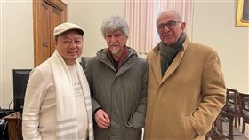 旅歐台灣藝術家白魚(左)與義大利著名詩人兼作家兼藝術評論家Gaetano Delli Santi(中) 、雕塑家兼策展人Stefano Soddu(右)合影。林伯禧（白魚）／提供