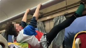 台鐵車廂當瑜珈教室，吊掛置物架拉筋劈腿，遊客傻眼勸阻 婦人反嗆:我國家代表隊，桃園-中壢段，莒光號(圖／翻攝自社會事新聞影音)