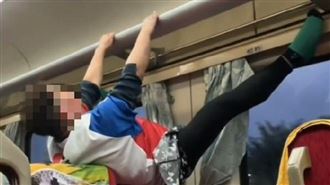 爬台鐵車廂劈腿拉筋　婦嗆：我國家代表隊