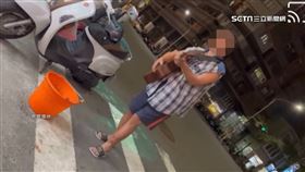 獨家／「水桶哥」出沒！鹽埕各餐廳前開唱求打賞