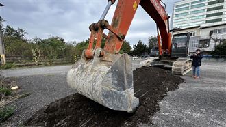 柯停車場挖出鋼筋紅磚　卓冠廷：歹誌大條