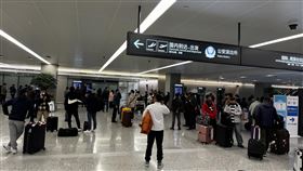 赴中國出差遇上流感  台灣民眾憂心呼吸道疾病在中國迅速蔓延，引起國際重視，也使得短期赴中國出差、洽公的台灣民眾憂心。圖為上海虹橋機場入境的人潮。中央社記者吳柏緯上海攝  112年12月4日