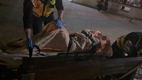 9度低溫，台中市遊民下半身赤裸，倒臥街頭昏迷，腦出血，緊急送醫搶救(圖／翻攝畫面)