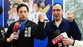 朱立倫桃園出席牛煦庭募款餐會國民黨主席朱立倫（右）22日到桃園市出席黨籍立委參選人牛煦庭（左）募款餐會，兩人牽手高喊「凍蒜」口號。（朱立倫團隊提供）中央社記者葉臻傳真  112年12月22日