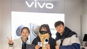 vivo台灣總經理陳怡婷表示：「謝謝V粉不畏低溫大排長龍等新機，我們相信vivo X100系列滿分旗艦將繼續帶動2023業績並且延續到2024，為明年再開大紅盤。」