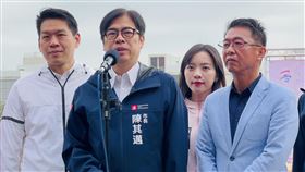 高雄市長陳其邁談輕軌路段標示改善針對高雄輕軌大順路段即將通車，但民眾質疑該路段標示不清，市長陳其邁（左2）19日接受媒體聯訪表示，市府會持續把交通動線標示做好，讓用路人一方面能使用輕軌，一方面也能讓交通維持順暢。中央社記者蔡孟妤攝  112年12月19日