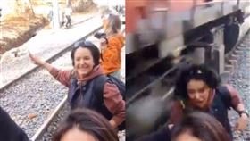驚悚片／3女鐵軌嬉鬧自拍...她慘遭「火車高速撞上」！駭人畫面曝光。（圖／翻攝自X）
