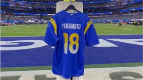 ▲日籍投手山本由伸剛被多家記者爆出加盟道奇，NFL洛杉磯公羊隊立刻做好他的球衣。（圖／翻攝自Los Angeles Rams隊X）