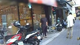 台中一名李姓男子（66歲）日前到火鍋店用餐時把生菜放入火鍋煮，被店家要求多收20元，與員工爆發言語衝突，還遷怒獲報到場處理的員警，甚至在臉書上揚言要殺警，事後遭警方依恐嚇罪嫌移送法辦。