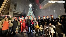 東海大學耶誕樹點燈，搭配人工雪花機宛如下雪。（圖／東海大學提供）