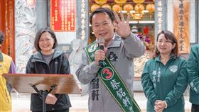 總統蔡英文今（22）日在立法委員候選人蔡銘軒及蔡培慧等地方黨公職陪同下，分別前往南投「魚池麒麟宮代化堂」、「埔里寶湖宮天地堂地母廟」和「慶福寺」參香祈福。（圖／民進黨提供）