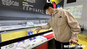 亞運拳擊金牌林郁婷講解自己展出的裝備。（圖／記者蔡厚瑄攝影）