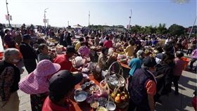 ▲信徒準備飯菜祭品犒賞兵馬功勞。（圖／翻攝自松柏嶺受天宮官方粉絲團）