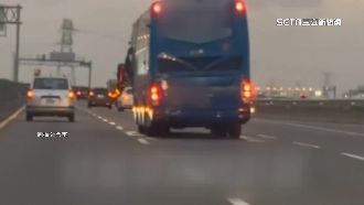 颳6級強風！國道遊覽車不敵側風狂搖晃