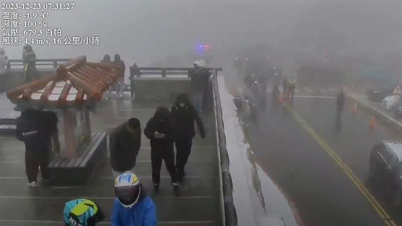合歡山下雪了　民眾衝武嶺亭開心追雪