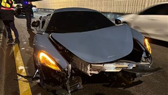 千萬超跑GG　凌晨自撞護欄車頭全毀畫面曝