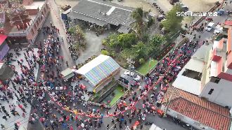 學甲「蜈蚣陣」遶境遇寒流　小神童包緊緊