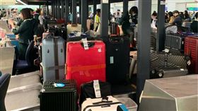 桃園機場第二航廈今晨出現供電異常，行李堆滿櫃台。（圖／翻攝自PTT）