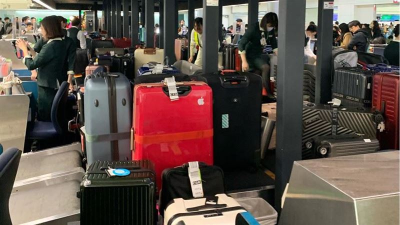 安檢塞車「行李堆滿櫃台」　桃機致歉了