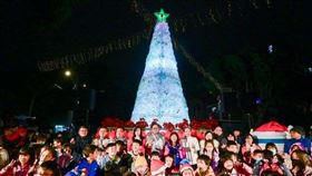 桃園成功國小校長李志鵬動員全校親師生，回收1萬7,000支寶特瓶再利用，共同創作出7米高的環保聖誕樹。（圖／市府提供）