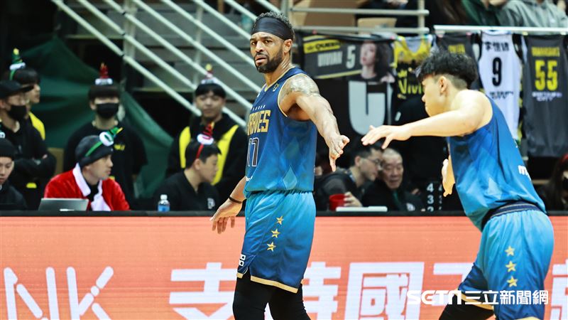 新北國王迎戰富邦勇士，辛特力和隊友擊掌。（圖／記者劉彥池攝影）