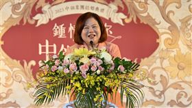 許銘春部長送給各對新人3千萬祝福，即千萬要互相扶持照顧、千萬要幸福快樂，以及千萬要增產報國。（圖／中鋼提供）