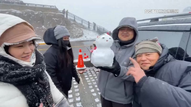 合歡山飄雪銀白世界　遊客喊「太美了」