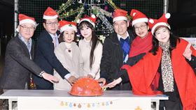 張如君(圖中，穿白衣者)發起「松山之春」公益活動，舉行聖誕點燈。（圖／松山社區大學提供）