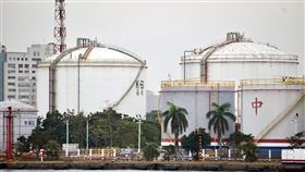 中國取消丙烯等12項ECFA優惠關稅（1）中國大陸國務院關稅稅則委員會發布公告，將自2024年1月1日起對原產於台灣的丙烯、對二甲苯等12個稅目進口產品，中止適用海峽兩岸經濟合作架構協議（ECFA）的協定稅率。圖左為中油石化事業部前鎮儲運所內丙烯儲槽。中央社記者董俊志攝  112年12月21日