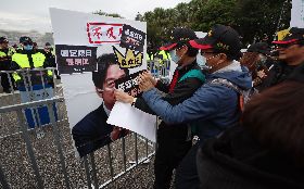 工鬥行腳台北集結　總統候選人頭像貼標