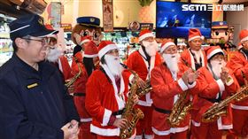 苗栗通霄分局與樂齡中心舉辦聖誕快閃報佳音反詐活動。（圖／翻攝畫面）