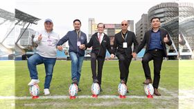 元坤盃大專橄欖球邀請賽創辦人杜元坤(中)、台北市體育局長王泓翔(左二)、中華民國橄欖球協會理事長章富麟(右二)與台北市議員陳重文(左一)聯手開球。(圖/元坤運動文創提供)。