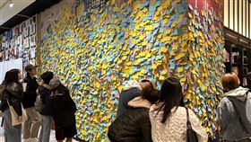 信義誠品將熄燈，湧入不少民眾寫下不捨，成就萬張便利貼海超壯觀。（圖／記者簡浩正攝影）