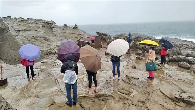 象鼻岩「斷鼻」今重新開放！遊客冒雨造訪
