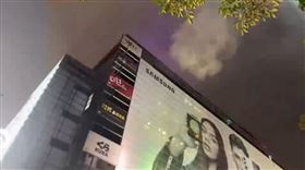 ▲台北市信義商圈ATT大樓驚傳火警，火勢疑似在大樓頂樓。因為周末假日，又在人潮相當多的信義區，台北消防局派大批人力到場，結果發現是大樓8樓空調水蒸氣及燈光導致看來像是起火。（圖／翻攝畫面）