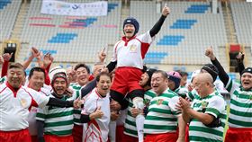 元坤盃大專橄欖球邀請賽創辦人杜元坤受到OB隊友的支持，也感謝他能舉辦比賽提供他們有打球的機會。(圖／元坤運動文創提供)